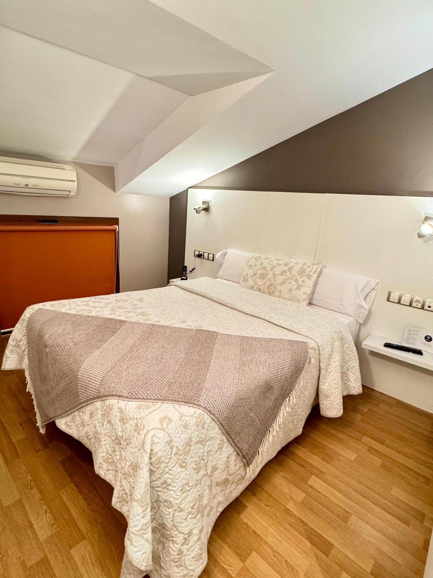 Hotel El Acebo Хака Екстериор снимка