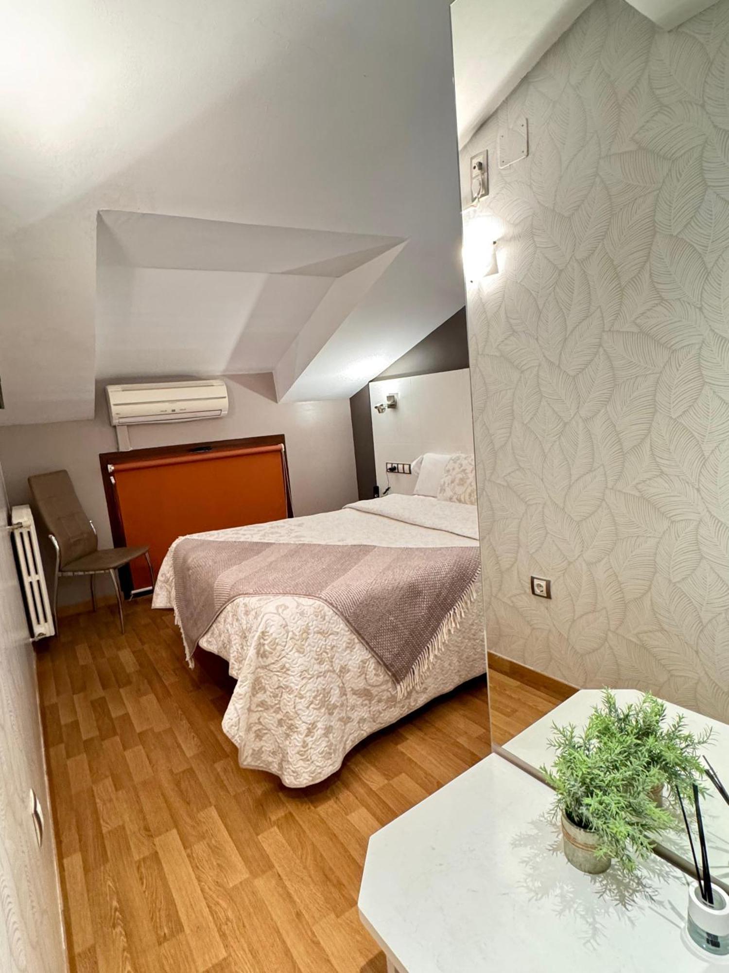 Hotel El Acebo Хака Екстериор снимка