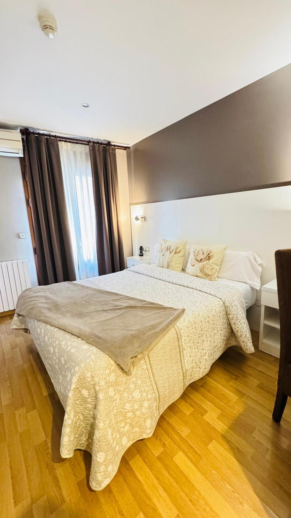 Hotel El Acebo Хака Екстериор снимка