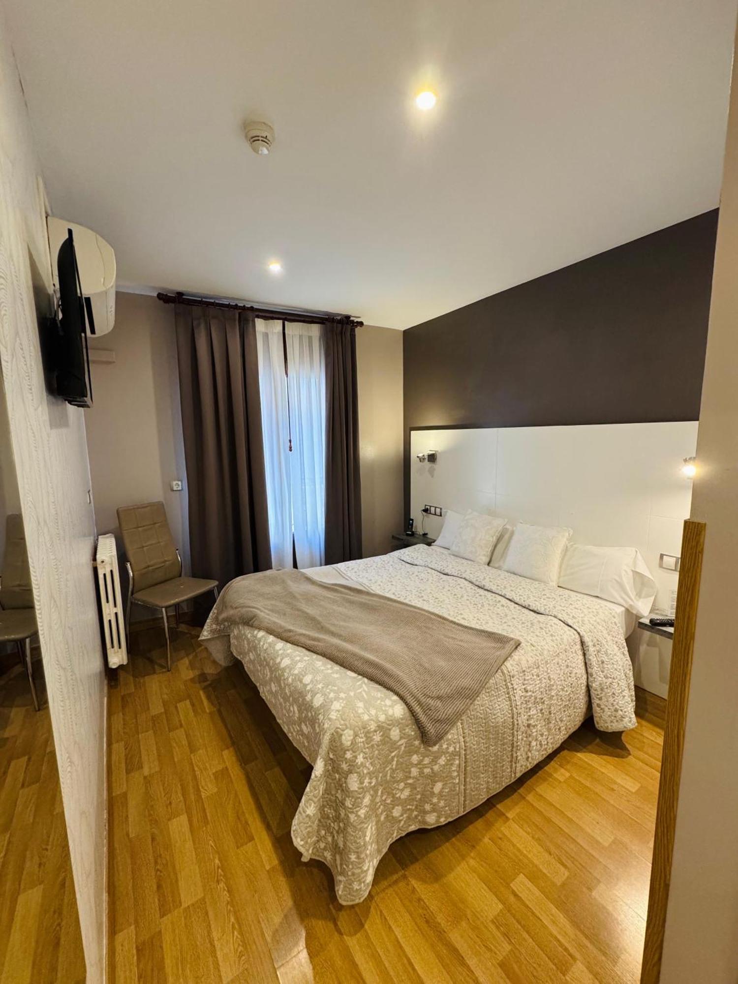 Hotel El Acebo Хака Екстериор снимка